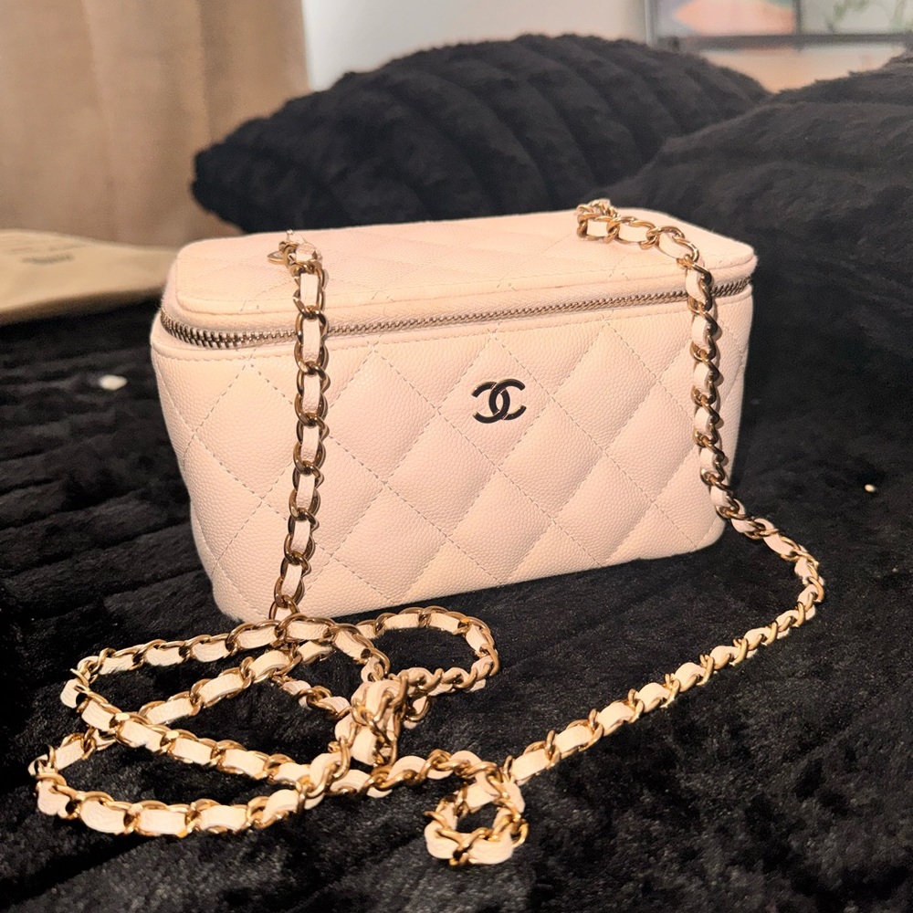 *sold*CHANEL Caviar Quilted Small Vanity Case With Chain White